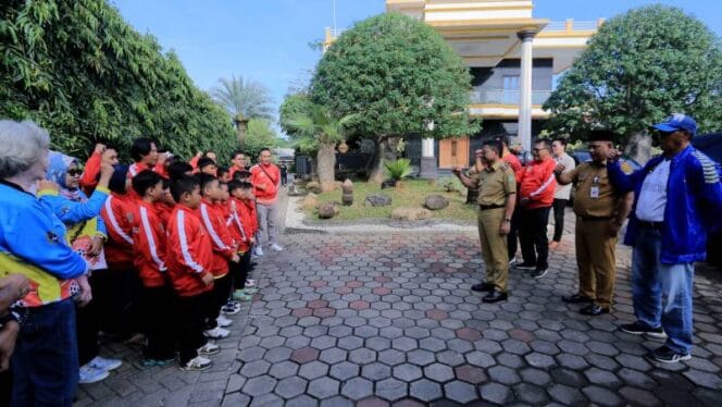 
Wali Kota Tangerang Sachrudin saat melepas 14 pemain SSB Salfas Soccer U-10 (Foto : tangerangkota.co.id)