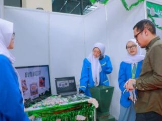 Wakil Wali Kota Tangsel Pilar Saga Ichsan Saat meninjau stan peserta  lomba inovasi Teknologi Tepat Guna (TTG) ke- XIII tingkat Kota Tangerang Selatan.
(Foto: Diskominfo Tangsel)
