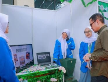 Wakil Wali Kota Tangsel Pilar Saga Ichsan Saat meninjau stan peserta  lomba inovasi Teknologi Tepat Guna (TTG) ke- XIII tingkat Kota Tangerang Selatan.
(Foto: Diskominfo Tangsel)
