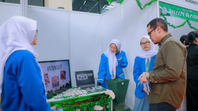 
					Wakil Wali Kota Tangsel Pilar Saga Ichsan Saat meninjau stan peserta  lomba inovasi Teknologi Tepat Guna (TTG) ke- XIII tingkat Kota Tangerang Selatan.
(Foto: Diskominfo Tangsel)
