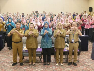 Wakil Bupati Tangerang Intan Nurul Hikmah (nomor dua dari kiri) saat foto bersama dengan kader Posyandu usai acara membuka kegiatan Pembinaan Tim Pembina Posyandu Desa se-Kabupaten Tangerang. (Foto : Diskominfo Kab.Tangerang)