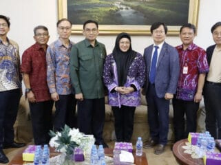 Wakil Bupati Tangerang, Intan Nurul Hikmah  saat foto bersama usai bersepakat kerjasama  atasi sampah jangka panjang. ( Foto : Diskominfo Kab Tangerang)