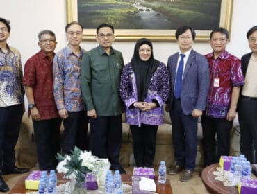 Wakil Bupati Tangerang, Intan Nurul Hikmah  saat foto bersama usai bersepakat kerjasama  atasi sampah jangka panjang. ( Foto : Diskominfo Kab Tangerang)