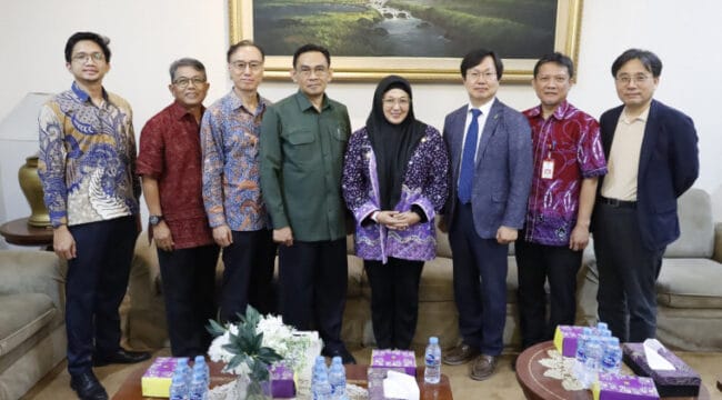 Wakil Bupati Tangerang, Intan Nurul Hikmah  saat foto bersama usai bersepakat kerjasama  atasi sampah jangka panjang. ( Foto : Diskominfo Kab Tangerang)