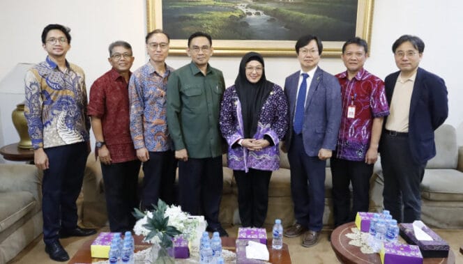 
					Wakil Bupati Tangerang, Intan Nurul Hikmah  saat foto bersama usai bersepakat kerjasama  atasi sampah jangka panjang. ( Foto : Diskominfo Kab Tangerang)