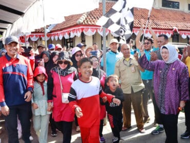 Wakil Bupati Intan Nurul Hikmah saat melepas peserta lomba Jalan  Santai dalam rangka HUT ke 19 Kecamatan Gunung Kaler (Foto :  Diskominfo Pemkab Tangerang)