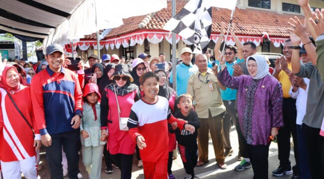 Wakil Bupati Intan Nurul Hikmah saat melepas peserta lomba Jalan  Santai dalam rangka HUT ke 19 Kecamatan Gunung Kaler (Foto :  Diskominfo Pemkab Tangerang)