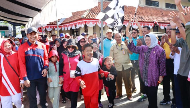 
					Wakil Bupati Intan Nurul Hikmah saat melepas peserta lomba Jalan  Santai dalam rangka HUT ke 19 Kecamatan Gunung Kaler (Foto :  Diskominfo Pemkab Tangerang)