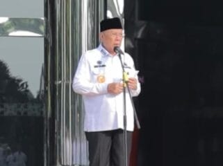 Wali Kota Tangsel  Benyamin Davnie saat memimpin Apel dan Halal Bihalal (Foto : Tangkapan Layar IG humas Pemkot Tangsel)
