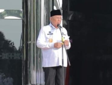 Wali Kota Tangsel  Benyamin Davnie saat memimpin Apel dan Halal Bihalal (Foto : Tangkapan Layar IG humas Pemkot Tangsel)