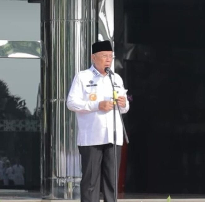 
					Wali Kota Tangsel  Benyamin Davnie saat memimpin Apel dan Halal Bihalal (Foto : Tangkapan Layar IG humas Pemkot Tangsel)