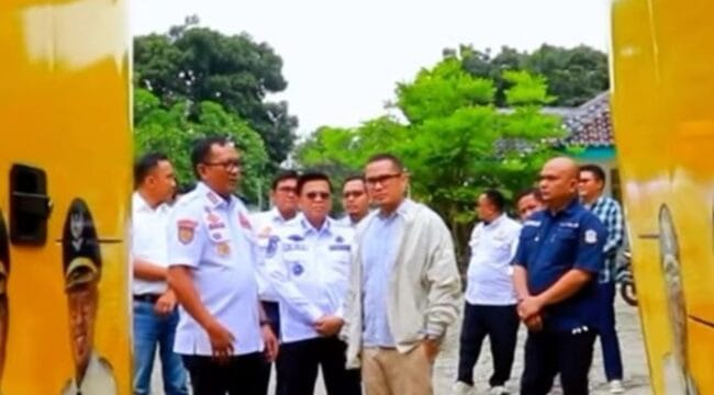 Wakil Wali Kota Tangsel, Pilar Saga Ichsan  saat meninjau langsung kesiapan 10 unit bus sekolah gratis (Foto : Humas Pemkot Tangsel)