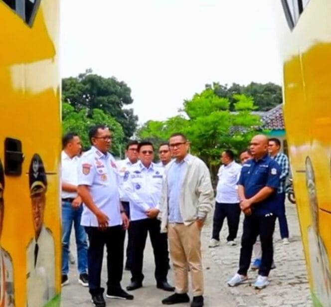 
					Wakil Wali Kota Tangsel, Pilar Saga Ichsan  saat meninjau langsung kesiapan 10 unit bus sekolah gratis (Foto : Humas Pemkot Tangsel)