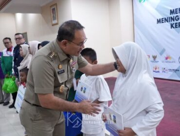 wali Kota Jakarta Pusat Arifin saat memberikan Santunan kepada anak yatim dalam rangka Hari Buruh (Foto: Diskominfotik Jakpus)