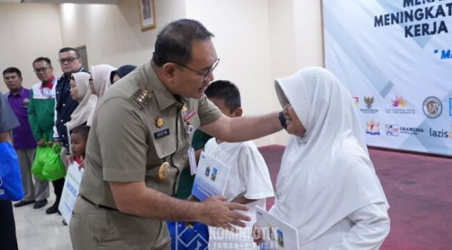 wali Kota Jakarta Pusat Arifin saat memberikan Santunan kepada anak yatim dalam rangka Hari Buruh (Foto: Diskominfotik Jakpus)