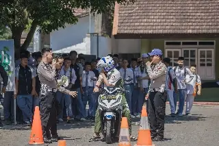 Anggota Satlantas Polres Jember saat pelaksanaan coaching clinic Bertajuk Pondok Pesantren Road Safety