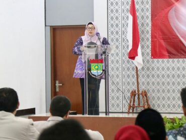 Wabup Tangerang Intan Nurul Hikmah saat meberikan sambutan dalam kegiatan pelantikan Pengurus Asosiasi Klinik Kabupaten Tangerang Masa Bakti 2025-2030, di Pendopo Bupati Ki Samauan Kota Tangerang, Sabtu (31/05/25).. (Foto : Porkopim Pemkab Tangerang)