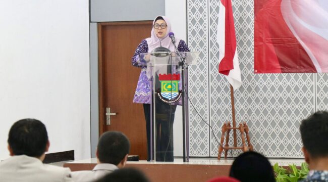Wabup Tangerang Intan Nurul Hikmah saat meberikan sambutan dalam kegiatan pelantikan Pengurus Asosiasi Klinik Kabupaten Tangerang Masa Bakti 2025-2030, di Pendopo Bupati Ki Samauan Kota Tangerang, Sabtu (31/05/25).. (Foto : Porkopim Pemkab Tangerang)