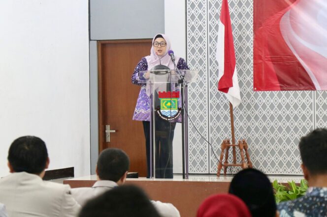 
Wabup Tangerang Intan Nurul Hikmah saat meberikan sambutan dalam kegiatan pelantikan Pengurus Asosiasi Klinik Kabupaten Tangerang Masa Bakti 2025-2030, di Pendopo Bupati Ki Samauan Kota Tangerang, Sabtu (31/05/25).. (Foto : Porkopim Pemkab Tangerang)