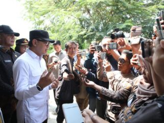 Wamendagri Bima Arya saat memberikan Keterangan kepada Awak di medai saat kunjungan ke Kendal Jateng (Foto : Puspen Kemendagri)