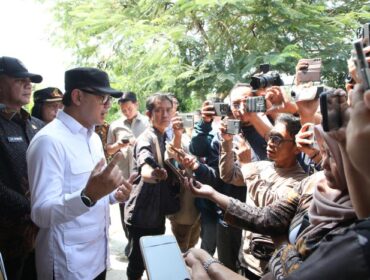 Wamendagri Bima Arya saat memberikan Keterangan kepada Awak di medai saat kunjungan ke Kendal Jateng (Foto : Puspen Kemendagri)