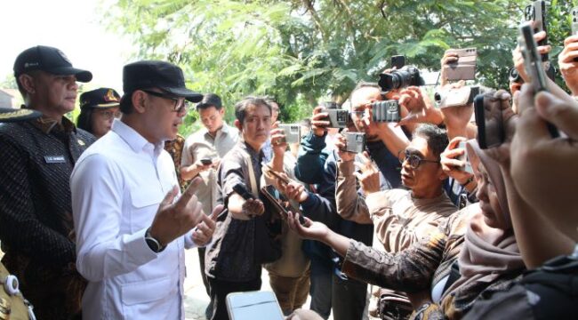 Wamendagri Bima Arya saat memberikan Keterangan kepada Awak di medai saat kunjungan ke Kendal Jateng (Foto : Puspen Kemendagri)