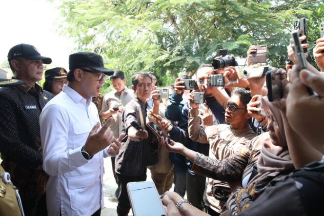 
					Wamendagri Bima Arya saat memberikan Keterangan kepada Awak di medai saat kunjungan ke Kendal Jateng (Foto : Puspen Kemendagri)