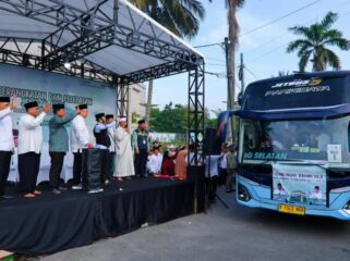 Wali Kota  Tangerang Selatan Benyamin Davnie saat melepas keberangkatan calon Haji 2025. (Foto : Diskominfo Tangsel)