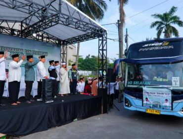 Wali Kota  Tangerang Selatan Benyamin Davnie saat melepas keberangkatan calon Haji 2025. (Foto : Diskominfo Tangsel)