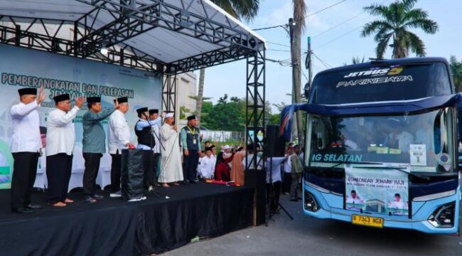Wali Kota  Tangerang Selatan Benyamin Davnie saat melepas keberangkatan calon Haji 2025. (Foto : Diskominfo Tangsel)