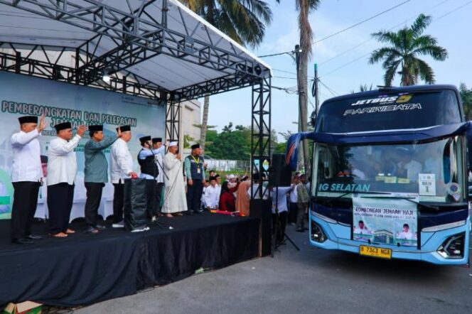 
					Wali Kota  Tangerang Selatan Benyamin Davnie saat melepas keberangkatan calon Haji 2025. (Foto : Diskominfo Tangsel)