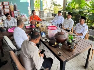 Anggota DPR RI Fraksi PKB, KH. Maman Imanulhaq saat mengunjungi Pondok Pesantren (Ponpes) Darul Quran (DQ) di Cimalaka, Sumedang.
(Foto: KITA)