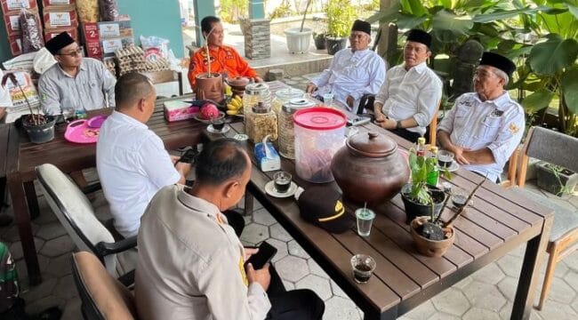 Anggota DPR RI Fraksi PKB, KH. Maman Imanulhaq saat mengunjungi Pondok Pesantren (Ponpes) Darul Quran (DQ) di Cimalaka, Sumedang.
(Foto: KITA)