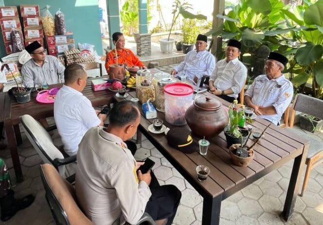 
					Anggota DPR RI Fraksi PKB, KH. Maman Imanulhaq saat mengunjungi Pondok Pesantren (Ponpes) Darul Quran (DQ) di Cimalaka, Sumedang.
(Foto: KITA)