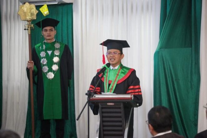 
Anggota Komisi VIII DPR RI KH Maman Imanulhaq saat memberikan sambutan usai  resmi meraih gelar Doktor dari Universitas Nahdlatul Ulama Indonesia (UNUSIA) (Foto : Ist)