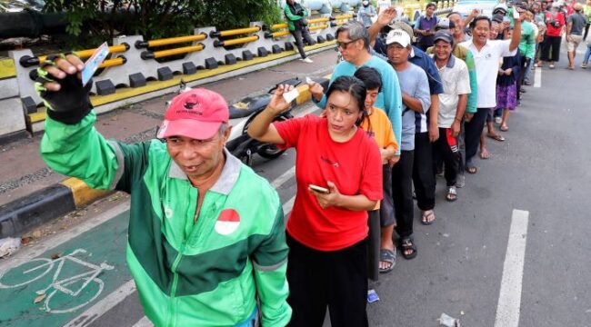 Ratusan warga saat mengantri untuk mendapatkan paket beras gratis . (Foto : Gunawan)