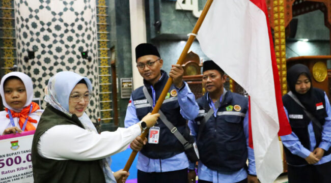 Wakil Bupati Tangerang saat melepas keberangkatan Calon Haji Kloter 11 (Foto : Diskominfo Pemkab Tangerang).