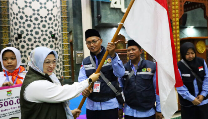 
					Wakil Bupati Tangerang saat melepas keberangkatan Calon Haji Kloter 11 (Foto : Diskominfo Pemkab Tangerang).