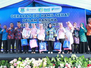 Wakil Bupati Tangerang Intan Nurul saat  foto bersama usai pencanagan Gerakan Ibu Hamis Sehat 2025 (Foto :  -Prokopim Kab.Tangerang)