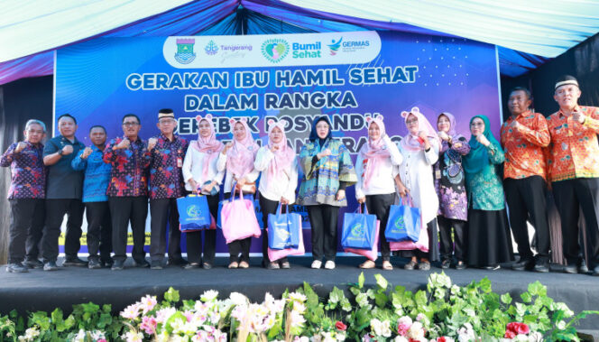 
Wakil Bupati Tangerang Intan Nurul saat  foto bersama usai pencanagan Gerakan Ibu Hamis Sehat 2025 (Foto :  -Prokopim Kab.Tangerang)