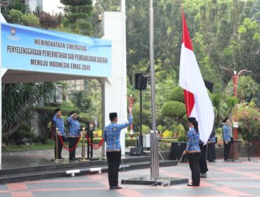 Wakil Menteri Dalam Negeri Ribka Haluk Saat memimpin Upacara Bendera peringatan Hardiknas (Foto: Puspen Kemendagri):