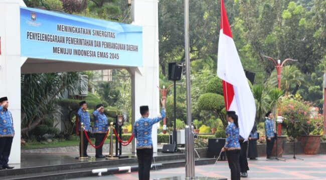 Wakil Menteri Dalam Negeri Ribka Haluk Saat memimpin Upacara Bendera peringatan Hardiknas (Foto: Puspen Kemendagri):