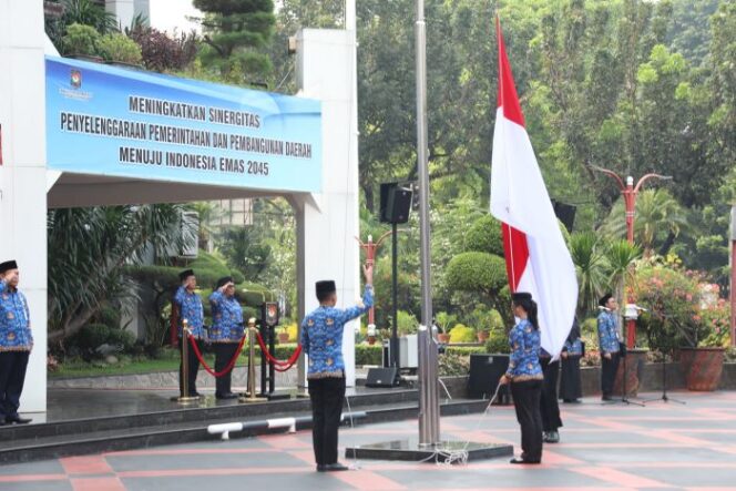 
					Wakil Menteri Dalam Negeri Ribka Haluk Saat memimpin Upacara Bendera peringatan Hardiknas (Foto: Puspen Kemendagri):