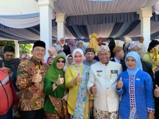 Hajjah Upik Rofiqoh S.Pd (dua dari kiri) bersama Bupati Majalengka Herman Suherman usai pelantikan (Foto: KITA)