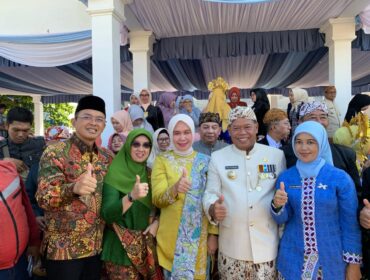 Hajjah Upik Rofiqoh S.Pd (dua dari kiri) bersama Bupati Majalengka Herman Suherman usai pelantikan (Foto: KITA)