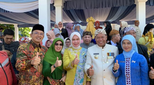 Hajjah Upik Rofiqoh S.Pd (dua dari kiri) bersama Bupati Majalengka Herman Suherman usai pelantikan (Foto: KITA)