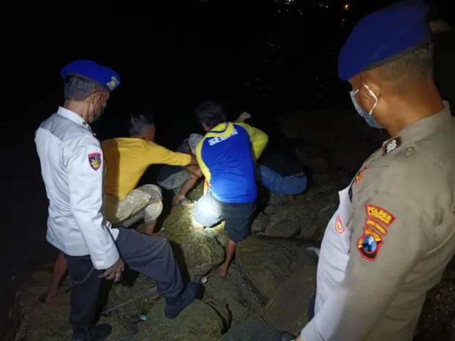 
					Proses evakuasi nelayan yang hilang selama 2 hari di perairan Lamongan ( Foto: Polres Lamongan)
