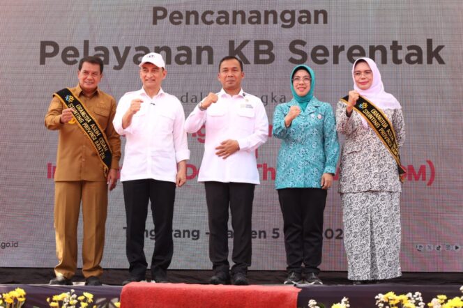 
					Bupati Tangerang bersama Wagub Banten Dampingi Menteri Kependudukan dan Pembangunan Keluarga / BKKBN tinjau SPPG di Tigaraksa (Foto: Kominfo Kab. Tangerang)