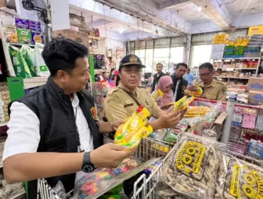 Kasat Reskrim Polresta Banyuwangi, Kompol Komang Yogi Arya Wiguna saat pelaksanaan sidak toko dan minimarket (Foto: Humas Polresta Banyuwangi)