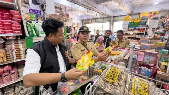 
Kasat Reskrim Polresta Banyuwangi, Kompol Komang Yogi Arya Wiguna saat pelaksanaan sidak toko dan minimarket (Foto: Humas Polresta Banyuwangi)
